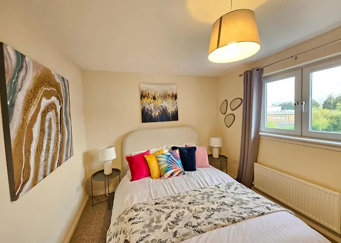 2 Bed Apt, 4 Beds With Parking